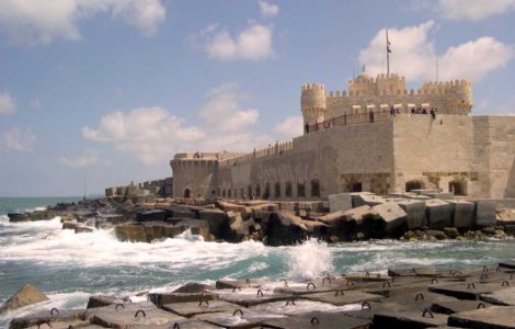 На месте где когда то стоял Александрийский маяк теперь стоит крепость Кейт-Бей