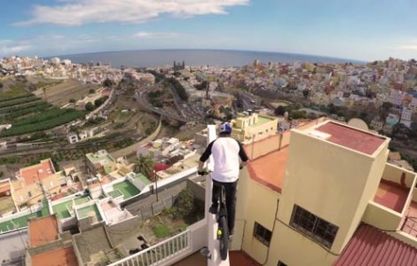 Британский велоэкстремал проехался по крышам домов на Канарских островах (видео)