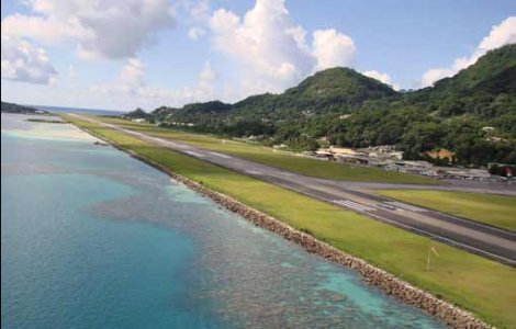 Взлетно-посадочная полоса единственного аэропорта на Сейшелах