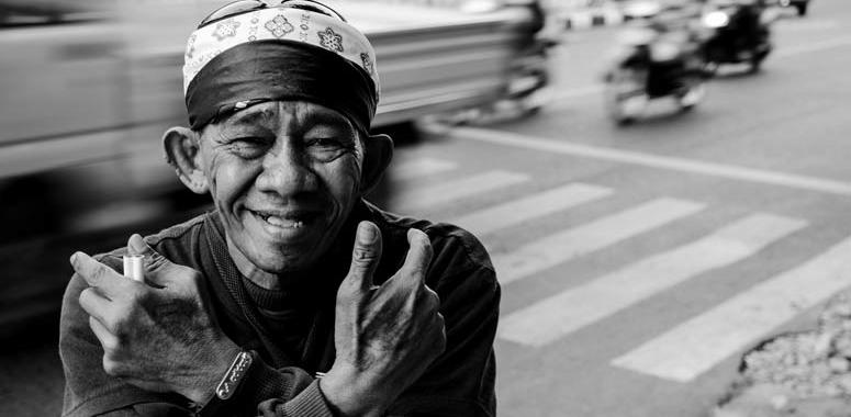 Пожилой мужчина на улицах Джакарты